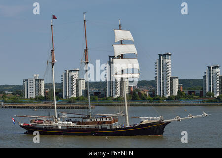 Tall Ship Gulden Leeuw arriva sul Fiume Tamigi a Londra avanti della vela Royal Greenwich 2018 event Foto Stock