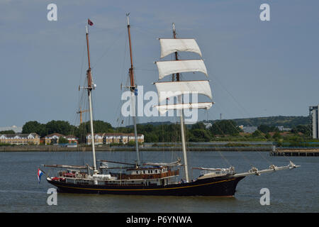 Tall Ship Gulden Leeuw arriva sul Fiume Tamigi a Londra avanti della vela Royal Greenwich 2018 event Foto Stock