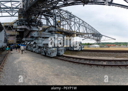 F60 è la denominazione della serie di cinque sovraccaricare i ponti di trasportatore utilizzato in carbone marrone (lignite) miniere a cielo aperto nei bacini Lusatian in Germania. Foto Stock