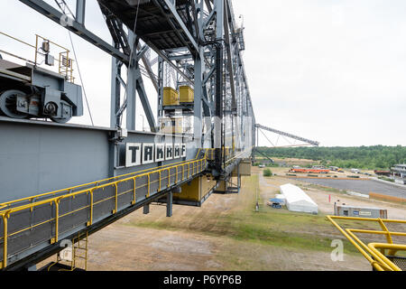 F60 è la denominazione della serie di cinque sovraccaricare i ponti di trasportatore utilizzato in carbone marrone (lignite) miniere a cielo aperto nei bacini Lusatian in Germania. Foto Stock