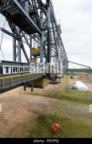 F60 è la denominazione della serie di cinque sovraccaricare i ponti di trasportatore utilizzato in carbone marrone (lignite) miniere a cielo aperto nei bacini Lusatian in Germania. Foto Stock