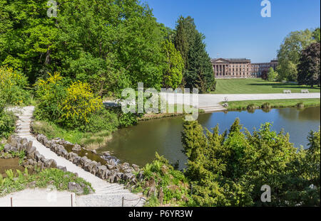 Stagno e ponte in Bergpark Kassel, Germania Foto Stock