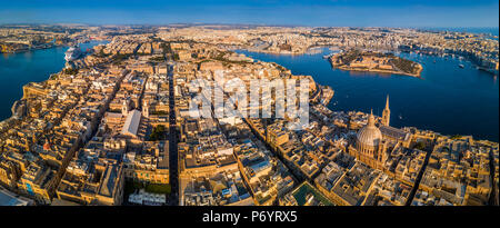 La Valletta, Malta - La città capitale di Malta dal di sopra su una panoramica con la Nostra Signora del Monte Carmelo chiesa di St.Paul Cathedral e Manoel Island Foto Stock