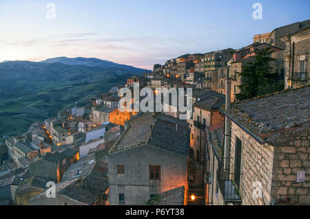 Una vista dall'alto il siciliano del villaggio di montagna di Gangi. Sicilia, Italia. Vincitore del titolo di "miglior villaggio in Italia 2014'. Foto Stock