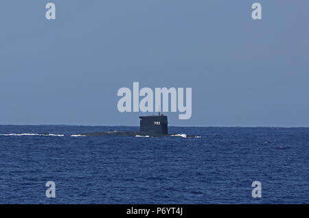 Sommergibile in superficie in mare Taiwan Aprile Foto Stock