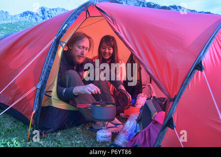 Alta alpine camp su Keskenkija Trek, Jyrgalan, Kirghizistan Foto Stock