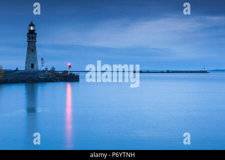 Stati Uniti d'America, New York New York occidentale, Buffalo, il Lago Erie faro, alba Foto Stock