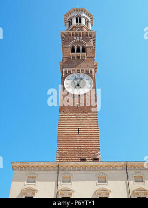 Torre dei Lamberti Piazza delle Erbe Verona Italia Foto Stock