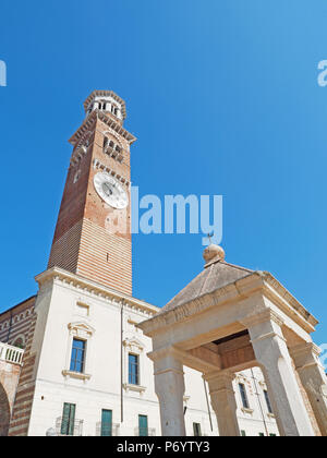 Torre dei Lamberti e la tribuna in Piazza delle Erbe Verona Italia Foto Stock