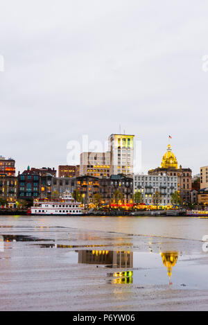 Stati Uniti d'America, Georgia, savana, Waterfront e il municipio di tutto il fiume Savannah Foto Stock
