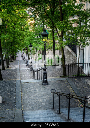 La Rue Foyatier scalinata a Montmartre vicino alla Basilica del Sacro Cuore a Parigi, Francia Foto Stock