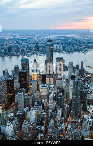 Antenna di Lower Manhattan skyline al tramonto, New York, Stati Uniti d'America Foto Stock