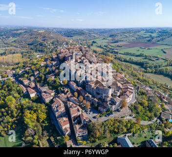 Francia, Tarn, Cordes sur Ciel, borgo medievale (vista aerea) // Francia, Tarn (81), Cordes-sur-Ciel, Village Médiéval bâti sur le puech de Mordagne (v Foto Stock