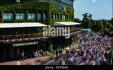 Gli spettatori sono guidati nel parco all'inizio del giorno due dei campionati di Wimbledon al All England Lawn Tennis e Croquet Club, Wimbledon. Foto Stock