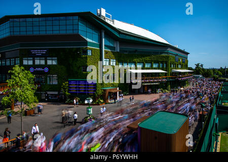 Gli spettatori sono guidati nel parco all'inizio del giorno due dei campionati di Wimbledon al All England Lawn Tennis e Croquet Club, Wimbledon. Foto Stock