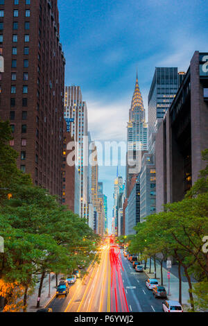 Visualizza in basso 42nd street da per il Chrysler Building, New York, Stati Uniti d'America Foto Stock
