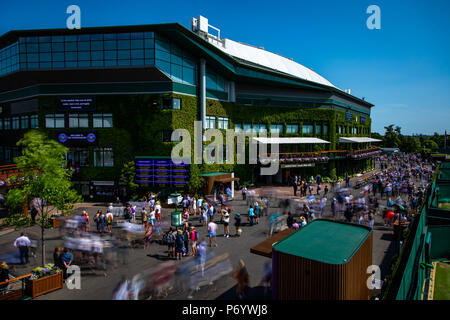 Gli spettatori sono guidati nel parco all'inizio del giorno due dei campionati di Wimbledon al All England Lawn Tennis e Croquet Club, Wimbledon. Foto Stock