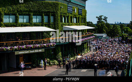 Gli spettatori sono guidati nel parco all'inizio del giorno due dei campionati di Wimbledon al All England Lawn Tennis e Croquet Club, Wimbledon. Foto Stock