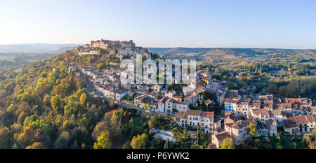 Francia, Tarn, Cordes sur Ciel, borgo medievale (vista aerea) // Francia, Tarn (81), Cordes-sur-Ciel, Village Médiéval bâti sur le puech de Mordagne (v Foto Stock