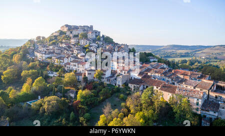 Francia, Tarn, Cordes sur Ciel, borgo medievale (vista aerea) // Francia, Tarn (81), Cordes-sur-Ciel, Village Médiéval bâti sur le puech de Mordagne (v Foto Stock