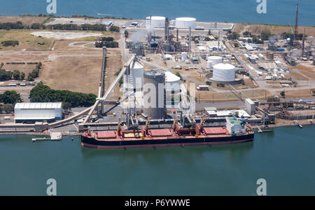 Vista aerea di industria e navigazione su Kooragang Island - Newcastle Australia. Questa area industriale e il porto è la casa di industria pesante nella Hunter Foto Stock