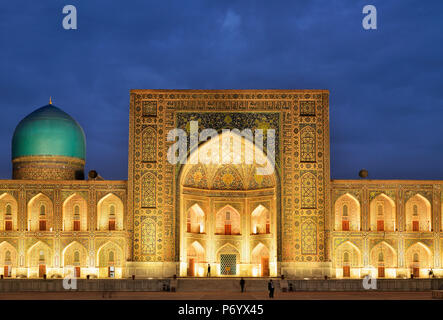 Il Registan square e Tilya-Kori Madrasah. Un sito Patrimonio Mondiale dell'Unesco, Samarcanda. Uzbekistan Foto Stock