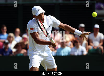 Jay Clarke in azione contro Ernests GULBIS al giorno due dei campionati di Wimbledon al All England Lawn Tennis e Croquet Club, Wimbledon. Foto Stock