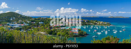Stati Uniti Isole Vergini, San Giovanni, Cruz Bay, elevati vista città con la batteria Foto Stock