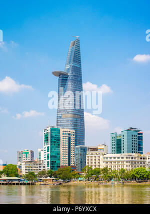 Bitexco torre finanziaria e il centro città di Ho Chi Minh (Saigon) skyline sul fiume Saigon Vietnam Foto Stock