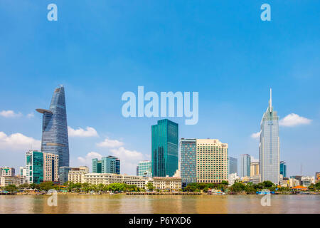 Centro Città di Ho Chi Minh (Saigon) skyline sul fiume Saigon Vietnam Foto Stock