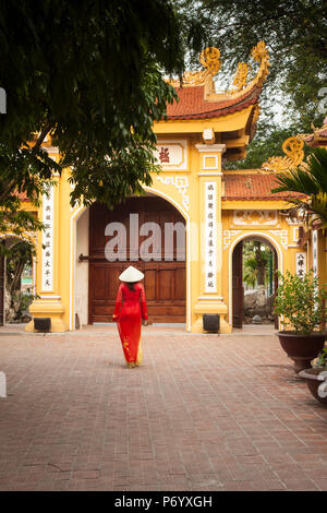 Ragazza indossando Ao Dai abito, Tran Quoc Pagoda, West Lake (Ho Tay), Hanoi, Vietnam (MR) Foto Stock