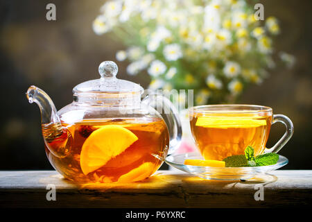 Tazza di appena infuso di tè nero,calda luce morbida, più scuro dello sfondo. Foto Stock