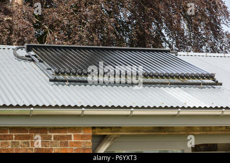 Pannelli solari o collettori sulla copertura di un edificio utilizzato per fornire energia efficiente acqua calda per uso domestico Foto Stock