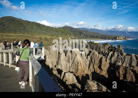 I turisti a Pancake Rocks in Punakaiki, West Coast, Nuova Zelanda Foto Stock