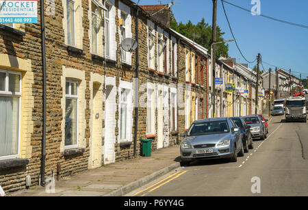 King Street, Treforest, Pontyrpidd. La zona che si trova adiacente all'Università del Galles del Sud ha molte proprietà in affitto per gli studenti Foto Stock