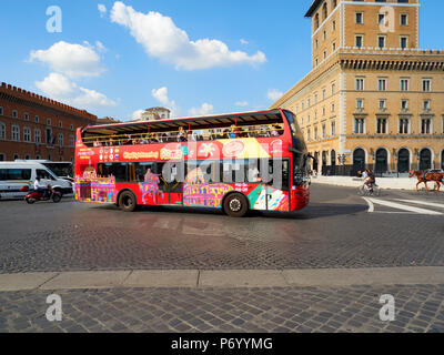 Roma, Italia - sett 2016:Sightseeing Bus in piazza venezia Foto Stock