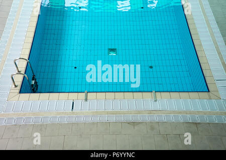 Svuotare Piscina interna Foto Stock