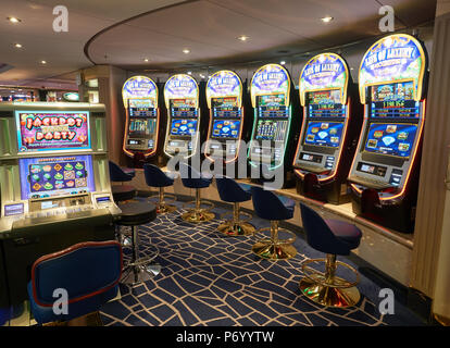 Crociera Opera di MSC - Giugno 2016: macchine di scanalatura nel casinò a bordo Foto Stock