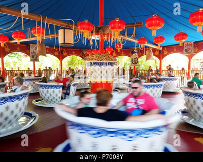 Peschiera del Garda, Italia - Agosto 2016: Persone aventi il divertimento a grandi tazze di giostra a Gardland luna park Foto Stock