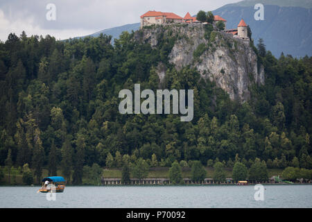 Una barca Pletna sull'ancora le acque del lago di Bled, il 18 giugno 2018, a Bled, Slovenia. Foto Stock
