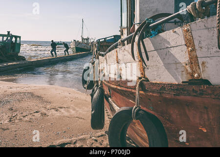Motorizzati vecchie navi da pesca si preparano a partire per il Mar Baltico per la pesca estiva Foto Stock