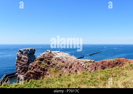 Lange Anna mare pila rock sull isola di Helgoland contro il mare blu sul giorno chiaro Foto Stock