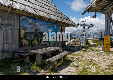 Stazione della seggiovia in Velika planina, il 26 giugno 2018, nella Velika planina, nei pressi di Kamnik, Slovenia. Velika planina è un altopiano di montagna in Kamnik-Savinja Alpi - un 5,8 chilometri quadrati area di 1.500 metri (4.900 piedi) sopra il livello del mare. Altrimenti noto come il grande altopiano di pascolo, Velika planina è un inverno Sciare destinazione e percorso escursionistico in estate. Il caprili divenne popolare nei primi anni trenta come holiday cabine (noto come bajtarstvo) ma questi furono distrutti dai tedeschi durante la Seconda Guerra Mondiale e ricostruita successivamente da Vlasto Kopac nell'estate del 1945. Foto Stock