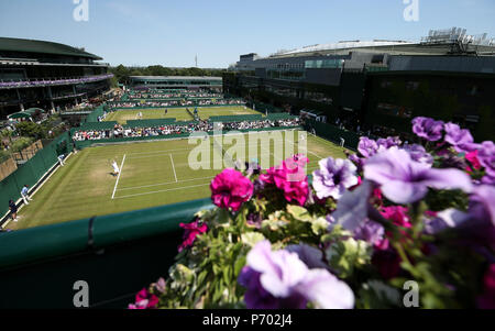 Una vista generale del campo 14 il secondo giorno dei Campionati di Wimbledon all'All England Lawn Tennis and Croquet Club, Wimbledon. PREMERE ASSOCIAZIONE foto. Data immagine: Martedì 3 luglio 2018. Vedi PA storia TENNIS Wimbledon. Il credito fotografico dovrebbe essere: Steven Paston/PA Wire. Foto Stock