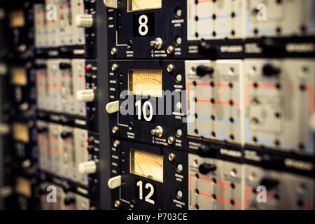 Macro close up VU meter livelli sul suono vintage studio apparecchiature audio del pannello di controllo di messa a fuoco selettiva Foto Stock