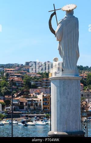 ACI TREZZA, Italia - 13 giugno 2017: Village e Marina dei Ciclopi vista dal porto di barche. Noto come Isoles dei Ciclopi. Foto Stock