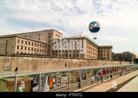 Il Centro di Documentazione Topografia del Terrore con gli edifici e il ministero federale per gli Affari Economici e l'energia in background. Foto Stock