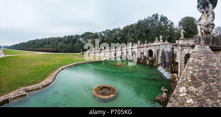 CASERTA, ITALIA - 10 gennaio 2015: Fontana di Eolo in Royal Palace Gardens di Caserta - Campania, Italia. Foto Stock