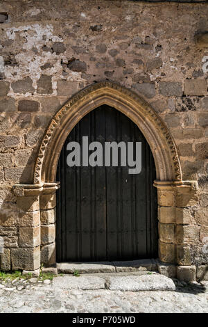Lo stile gotico porta di un edificio nella città di Trujillo, Estremadura, Spagna Foto Stock