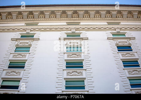 Edificio in pietra lato dge cercando Foto Stock
